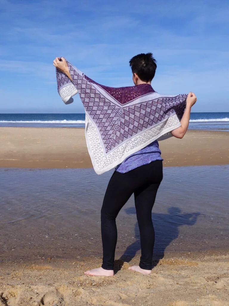 Châle au tricot avec la technique de la mosaïque et de la dentelle