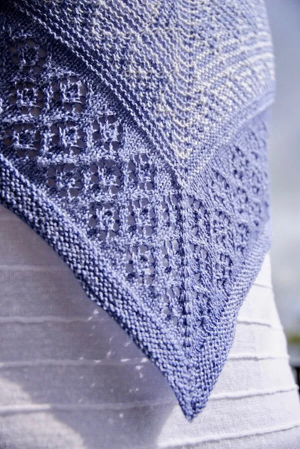 Dentelle et mosaïque, modèle de châle tricoté avec 3 écheveaux de fil Fingering