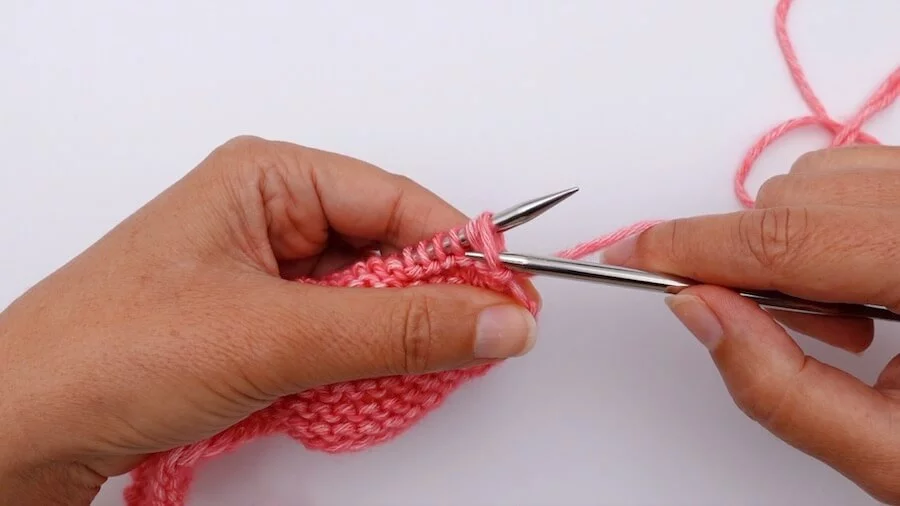 tricoter la deuxième maille en passant à travers la première