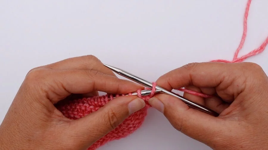tutoriel en étapes pour rabattre des mailles sur du point mousse