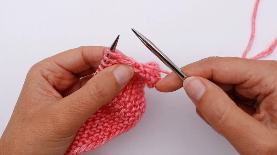 La maille est sur l'aiguille gauche