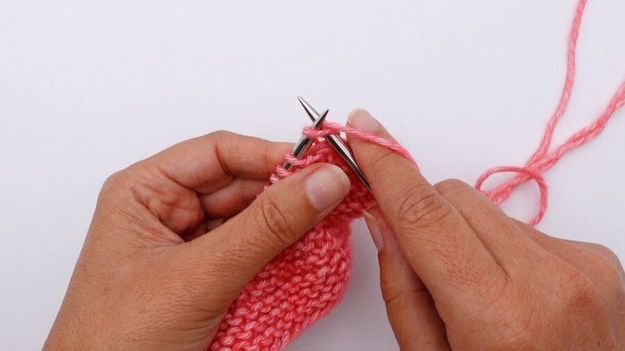 Tutoriel pour rabattre des mailles au tricot : méthode facile