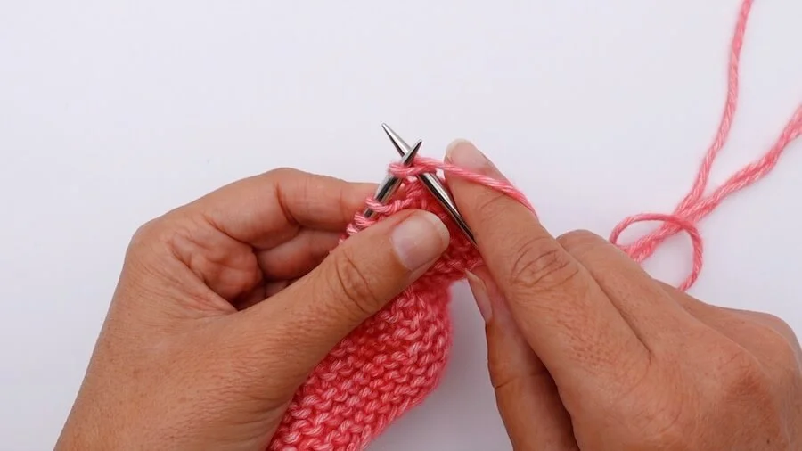 Tutoriel pour rabattre des mailles au tricot : méthode facile