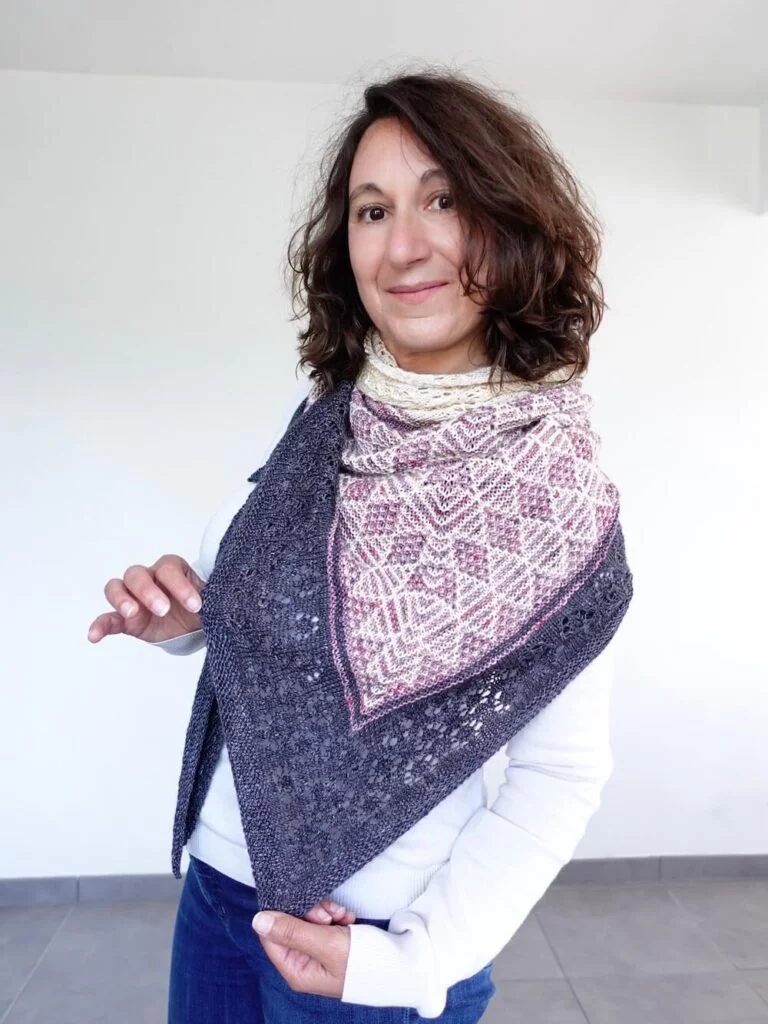 Patron pour tricoter le châle Tesselis, qui contient de la dentelle et utilise la technique du tricot mosaïque