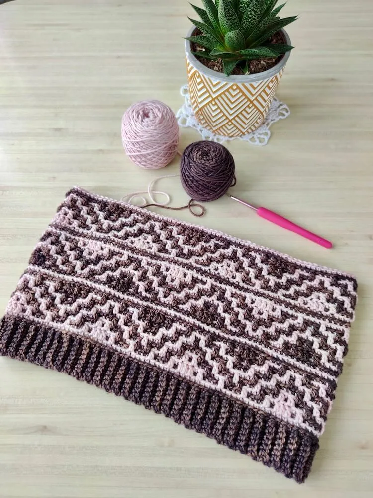 Patron de tour de cou au crochet Pyramis, un modèle avec de la mosaïque