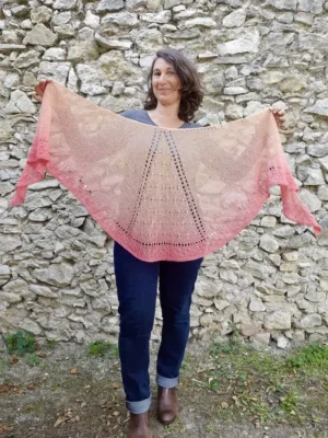 Châle Essenciel, un patron de tricot facile avec une jolie laine dégradée