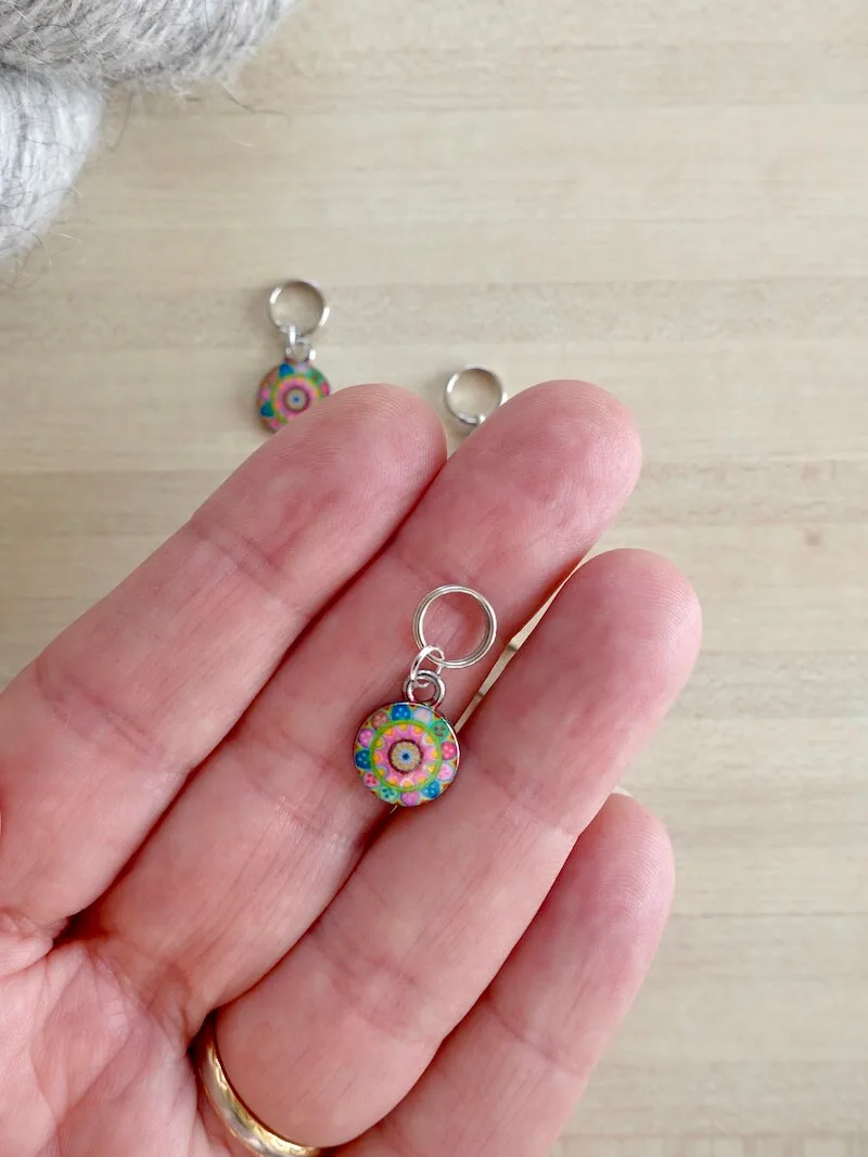 Marqueurs de maille mandala verts et roses de petite taille pour les aiguilles à tricoter fines ou à chaussettes.