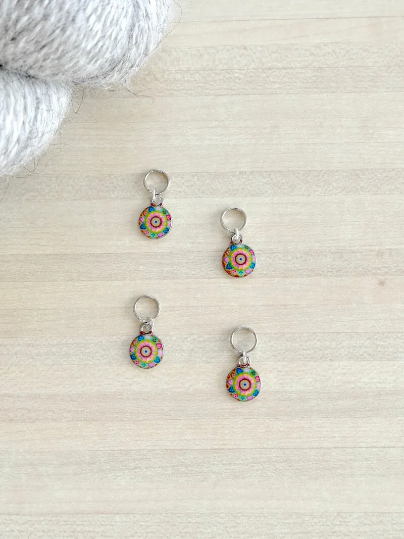 Marqueurs de maille mandala verts et roses de petite taille pour les aiguilles à tricoter fines ou à chaussettes.