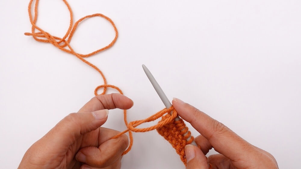 Explications pour ajouter des mailles au tricot, tuto pour apprendre à tricoter