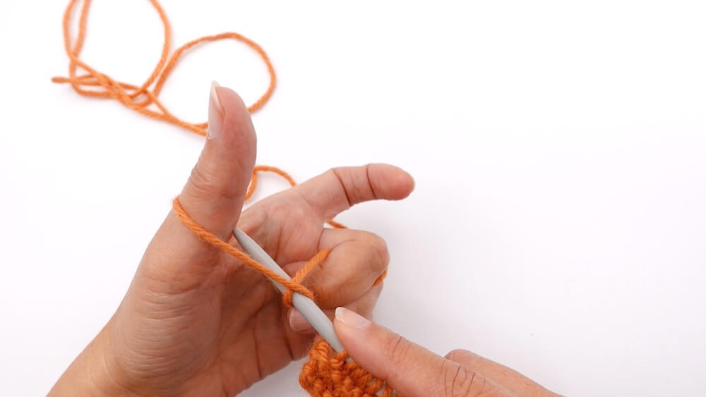 Explications pour monter des mailles au tricot, tuto pour apprendre à tricoter