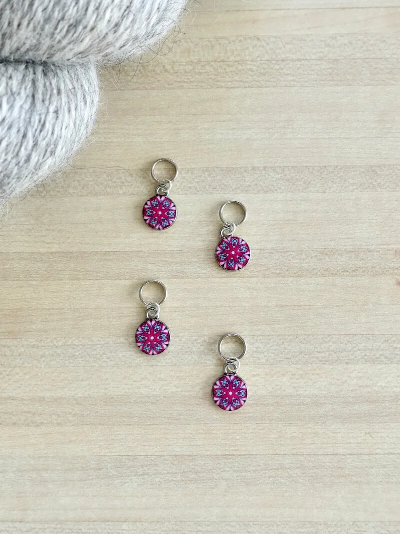 Marqueurs de maille mandala roses de petite taille pour les aiguilles à tricoter fines ou à chaussettes.