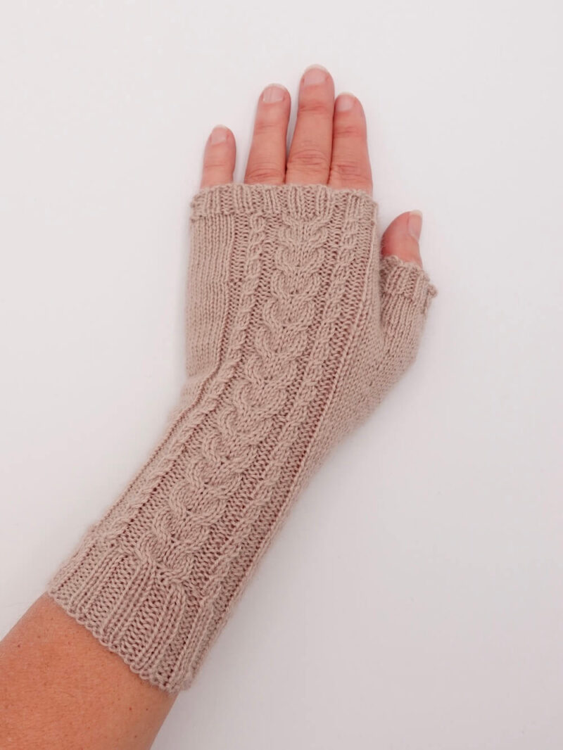 tutoriel pour tricoter une paire de mitaines avec des torsades
