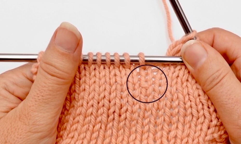 Tuto tricot : les mailles torses. Erreur quand on tricote une maille dans le mauvais sens.