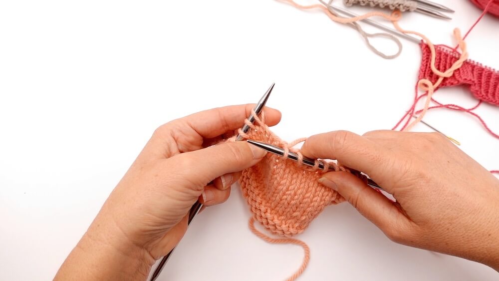 Comment faire une maille torse à l'endroit ? Tutoriel facile pour apprendre à tricoter.