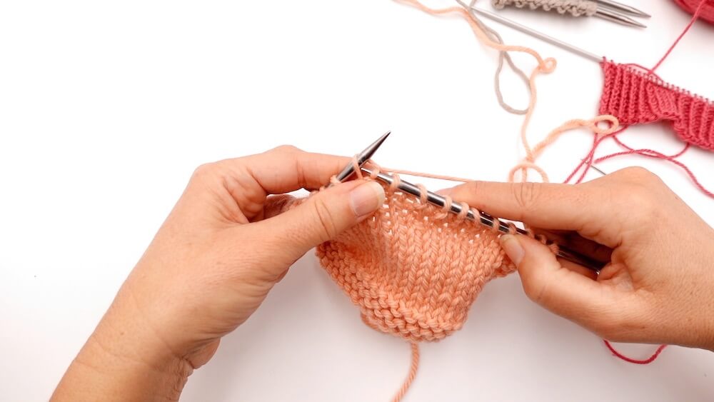 Comment faire une maille torse à l'endroit ? Tutoriel facile pour apprendre à tricoter.