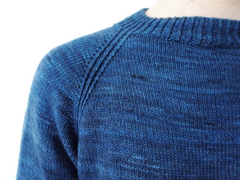 Un joli raglan tricoté avec des mailles torses sur un pull homme en laine