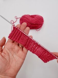 Comment tricoter des mailles torses à l'endroit et à l'envers, tutoriel complet pour apprendre le tricot