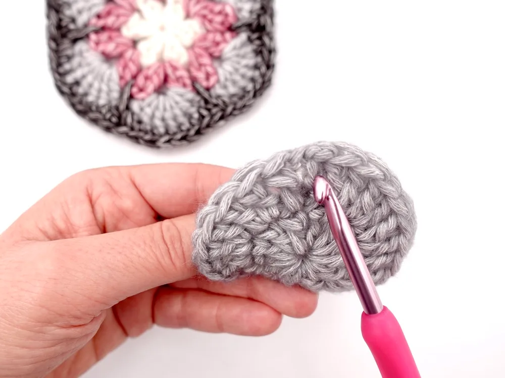 Finition classique d'un tour au crochet avec une maille coulée dans la première maille