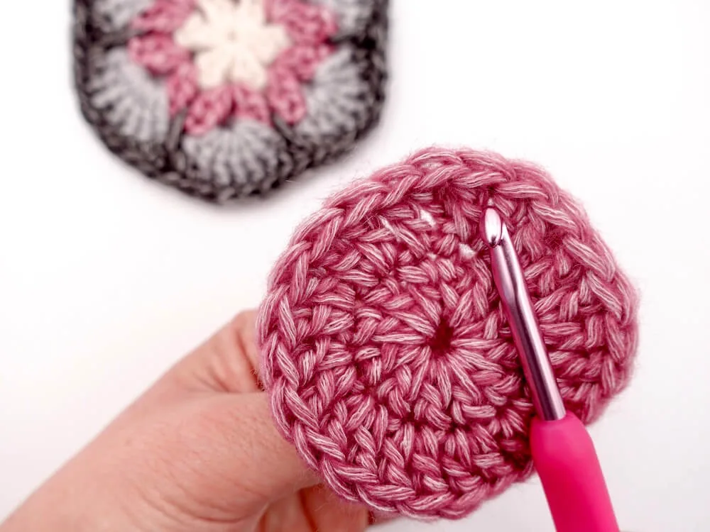 Tutoriel crochet pour finir un rang au crochet de manière invisible.
