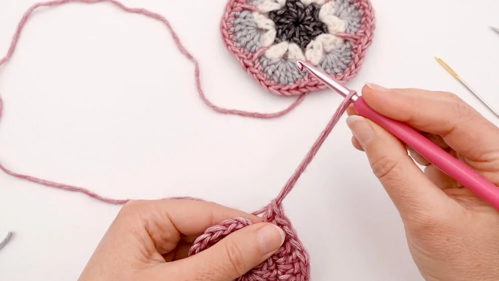 Technique pour crocheter la dernière maille du dernier rang d'un granny de manière invisible