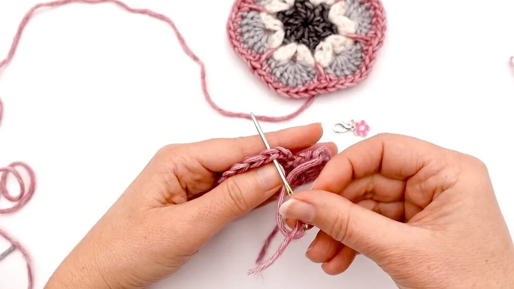 Technique pour une finition invisible eu crochet en passant sous les 2 brins de la deuxième maille du rang ou du tour