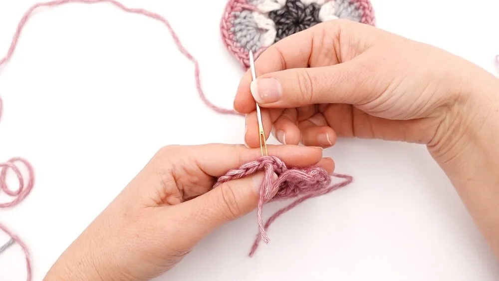Technique pour une finition invisible eu crochet en passant sous les 2 brins de la deuxième maille du rang ou du tour