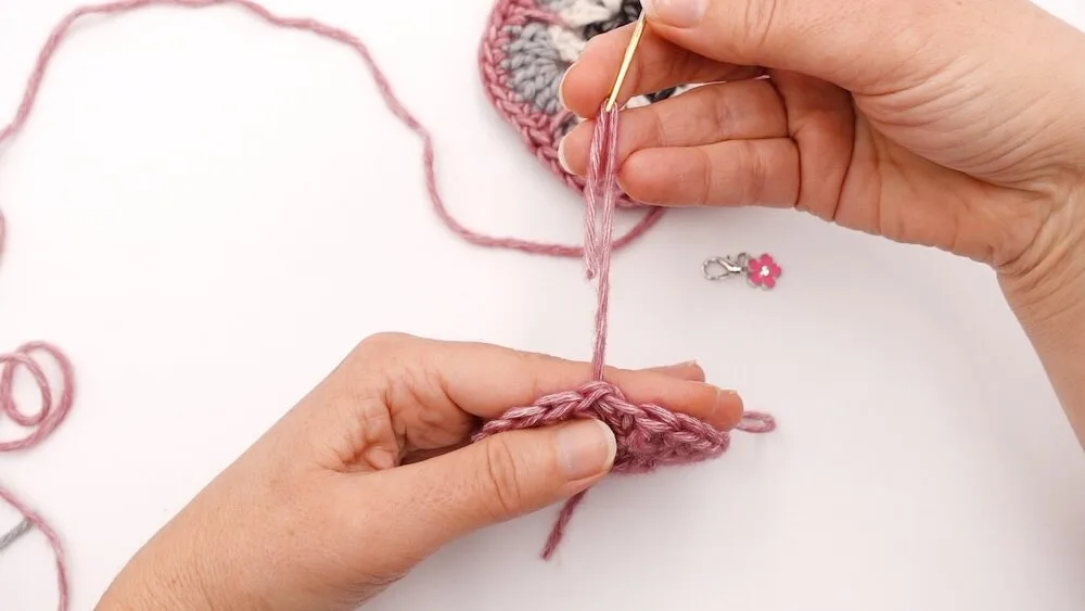 Technique pour crocheter la dernière maille du dernier rang d'un granny de manière invisible