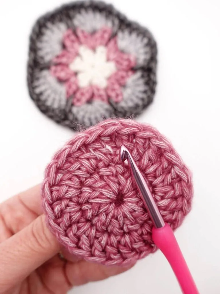 Astuce tuto crochet en vidéo pour finir un rang ou un tour de manière invisible