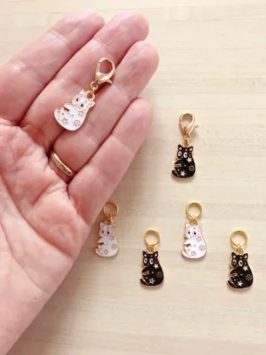 Lot de marqueurs de maille avec d'adorables chats avec des étoiles. Pratiques pour se repérer quand on tricote des sections de dentelle ou un raglan