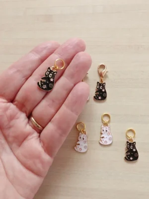 Lot de marqueurs de maille avec d'adorables chats avec des étoiles. Pratiques pour se repérer quand on tricote des sections de dentelle ou un raglan