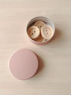 Boite rose pour y glisser des boutons