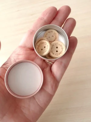 Boutons avec une petite boite rose