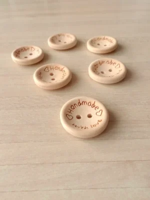 6 boutons en bois Handmade with Love