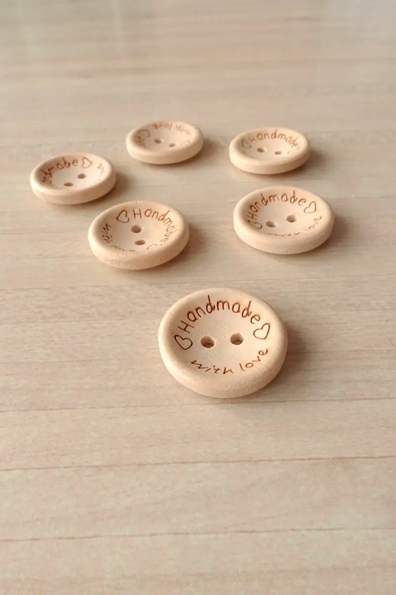 6 boutons en bois Handmade with Love