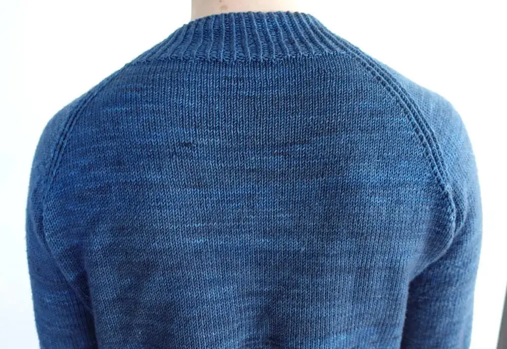 Modèle Whispers, un pull en laine, tricoté à la main, facile à faire, patron en français
