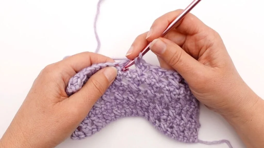 Passez devant la bride déjà crochetée pour faire votre seconde bride