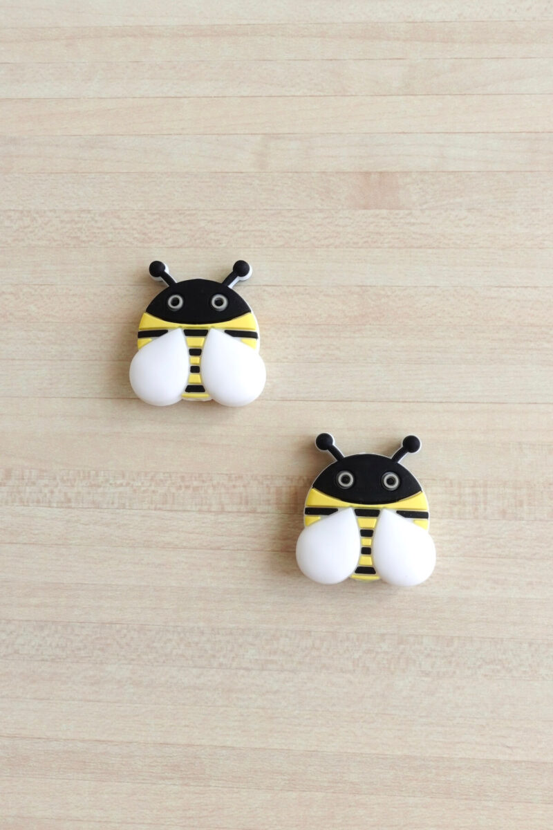 Protégez vos pointes d'aiguilles à tricoter avec ces jolis embouts en forme d'abeilles