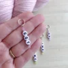 Des anneaux marqueurs pour le tricot bien pratiques pour ne plus s'emmêler les aiguilles parmi les différentes diminutions.