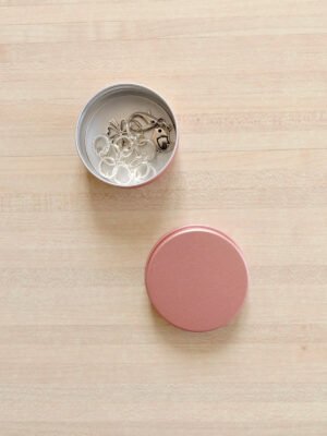 Boite rose pour ranger son compte-rangs et ses marqueurs de maille