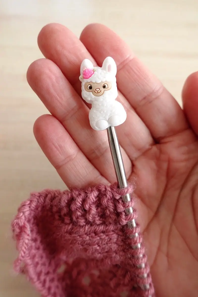 L'utilisation d'embouts pour aiguilles à tricoter permet de protéger les pointes et d'empêcher les mailles de se défiler de l'aiguille.