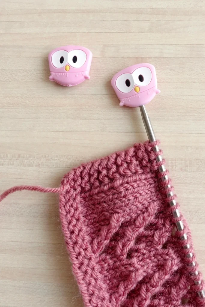 Stoppeurs de maille, accessoires indispensables pour les tricoteuses