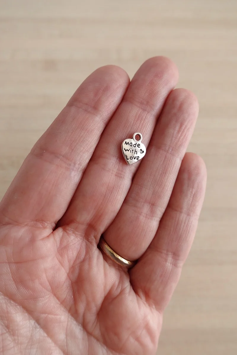 Breloques coeurs Made in Love à coudre pour personnaliser ses tricots