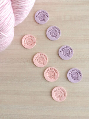 Etiquettes rondes à coudre sur le tricot
