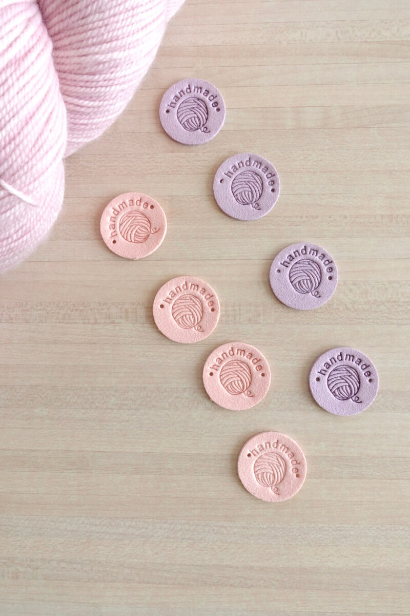 Etiquettes rondes à coudre sur le tricot