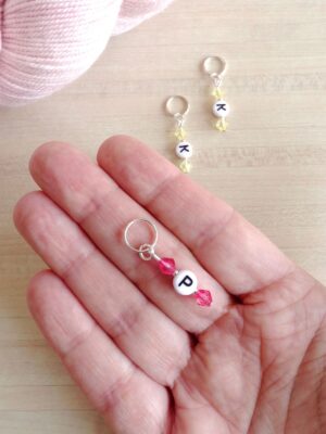 Purl or Knit ? Plus de problème avec ces anneaux marqueurs de maille qui indiquent comment tricoter : à l'envers ou à l'endroit.