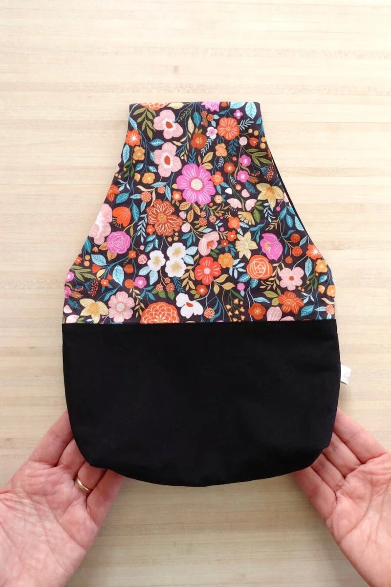 Tricoter avec un sac nomade, c'est si pratique ! La pelote reste bien en place. C'est un cadeau de Noël parfait pour une passionnée de tricot