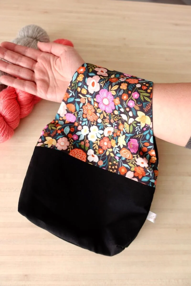 Sac nomade pour transporter son tricot ou son crochet partout, tissu avec des fleurs