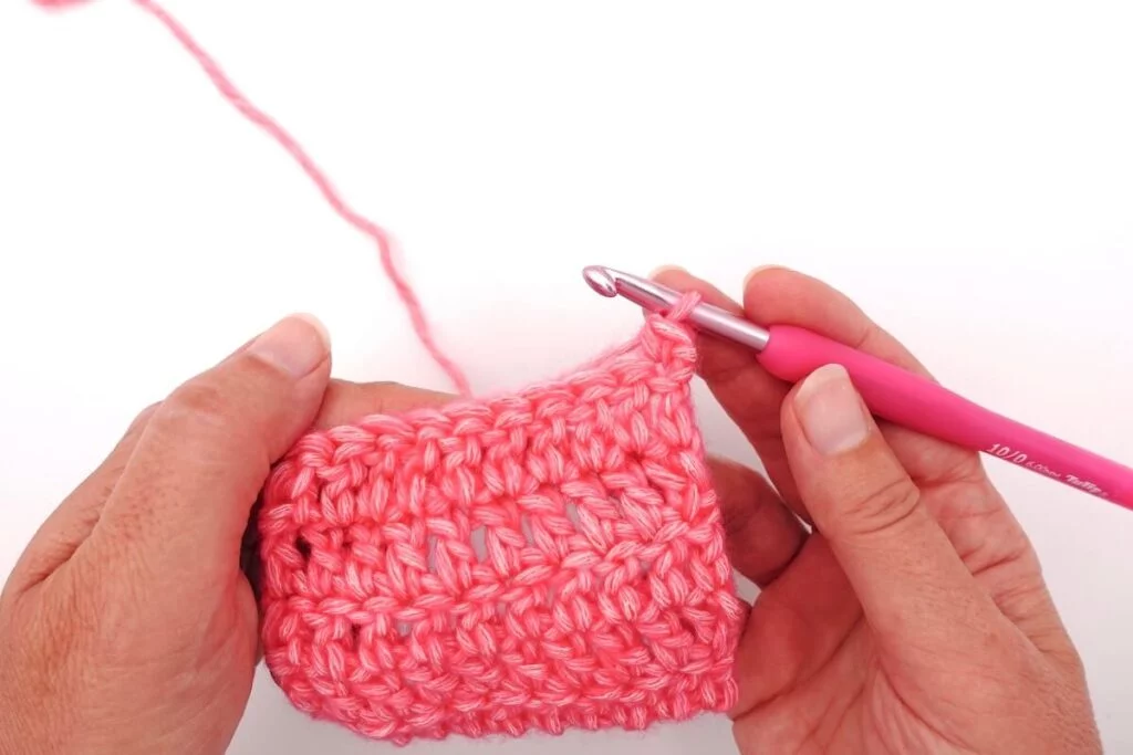 Méthode de 2 mailles empilées l'une sur l'autre pour faire la bordure d'un ouvrage au crochet en brides, tuto crochet bride lisière