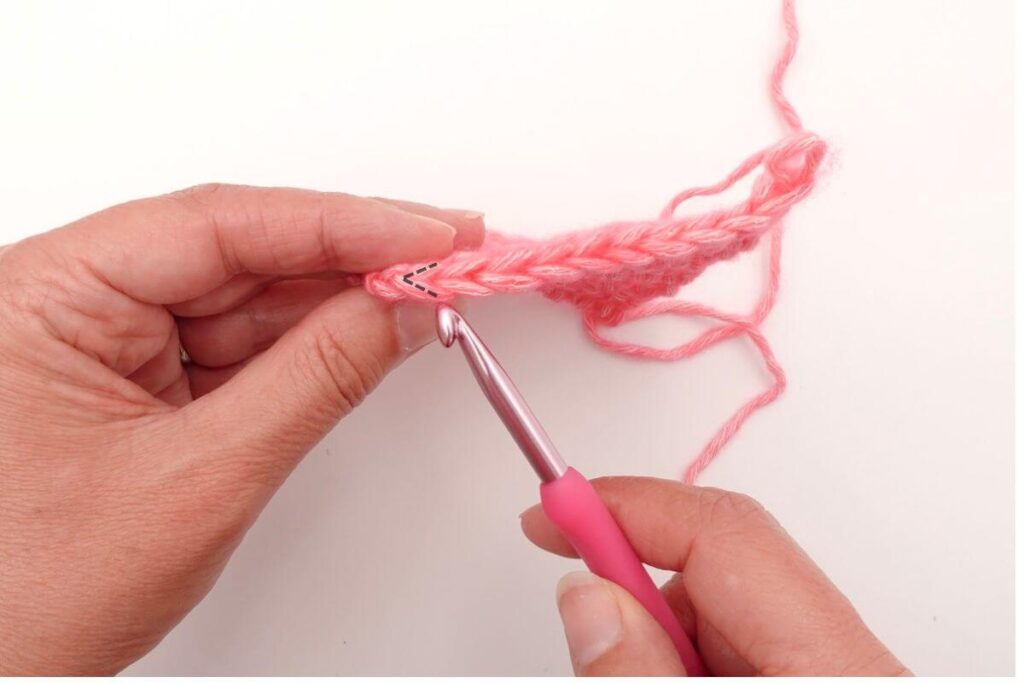 Où piquer son crochet quand on arrive à la fin de son rang, tutoriel facile pour apprendre à crocheter