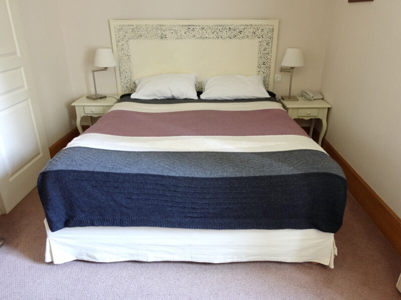 Couverture ou jeté de lit, Lucinda est un modèle facile au tricot
